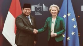 Ursula von der Leyen dan Prabowo Subianto berjabat tangan di Brussels setelah pengumuman FTA bersejarah. (Dok. Tim Media Prabowo)