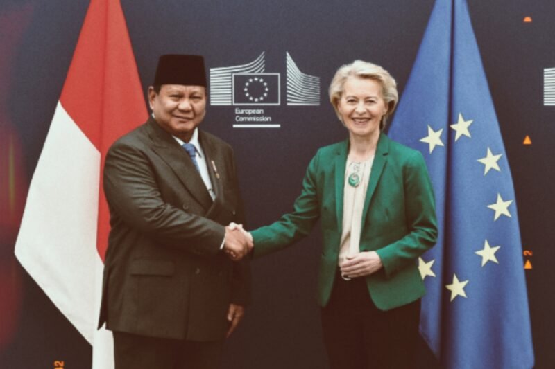 Ursula von der Leyen dan Prabowo Subianto berjabat tangan di Brussels setelah pengumuman FTA bersejarah. (Dok. Tim Media Prabowo)