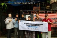 Perwira Elnusa menyerahkan bantuan sembako untuk warga terdampak banjir di Cilandak Timur. (Dok. PT Elnusa)