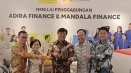 Direksi Adira dan Mandala menandatangani perjanjian merger, disaksikan perwakilan OJK dan MUFG. (Dok. Adira.co.id)