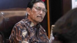 Luhut Pandjaitan memaparkan rencana gene bank kepada Presiden Prabowo di Jakarta. (Facebook.com @Luhut Binsar Pandjaitan)
