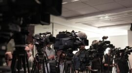 Jurnalis ekonomi menyiapkan liputan acara perusahaan dengan fokus pada data konkret. (Pixabay.com/damianlopjus)