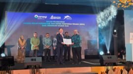 Oscar Chan, GM of Energy Storage International Sales Department at EVE Energy, and En Harman, President of Cenergi SEA, jointly unveiled the energy storage procurement contract.